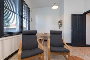 Departamento básico, 1 cama matrimonial y sofá cama | Restaurantes