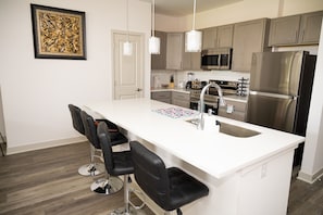 Kjøleskap, mikrobølgeovn, ovn og kokeplater