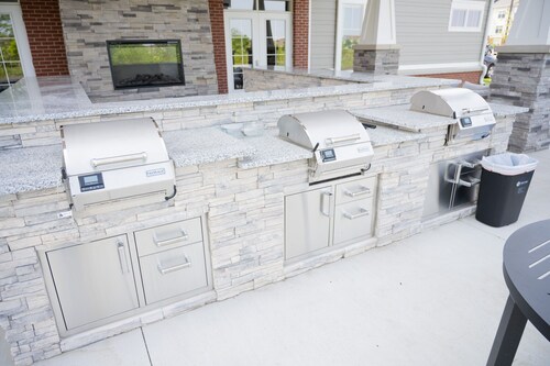 Regal Apt with King & Queen Bed for Long-Term Stay