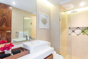 Estúdio superior, 1 cama King, piscina particular | Banheiro | Chuveiro, chuveiro com efeito de chuva, secador de cabelo, shampoo