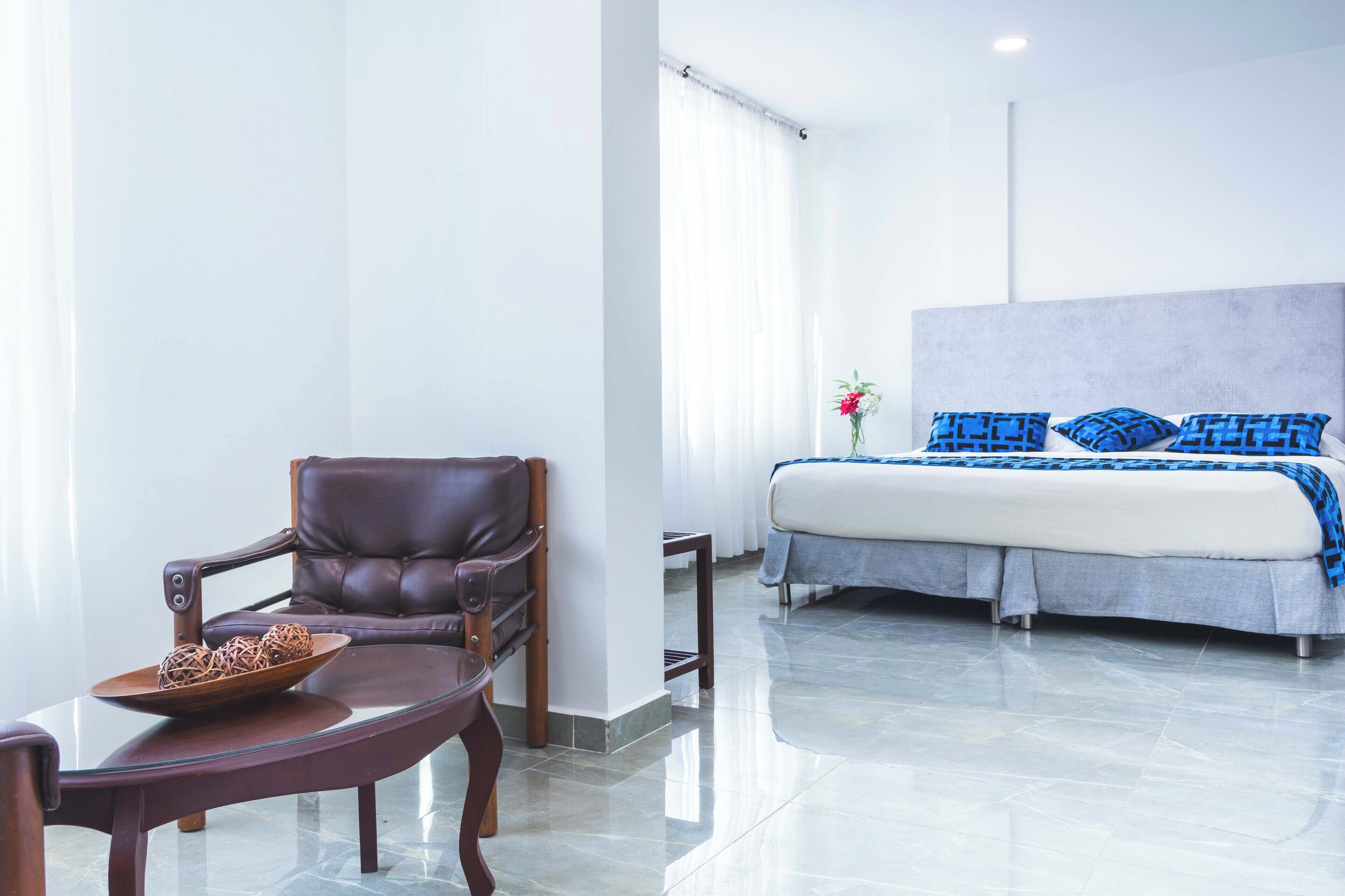 Deluxe tweepersoonskamer | Een bureau, een laptopwerkplek, verduisterende gordijnen