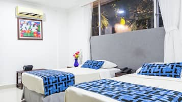 Habitació doble estàndard | Escriptori, espai de treball apte per a portàtils i cortines opaques