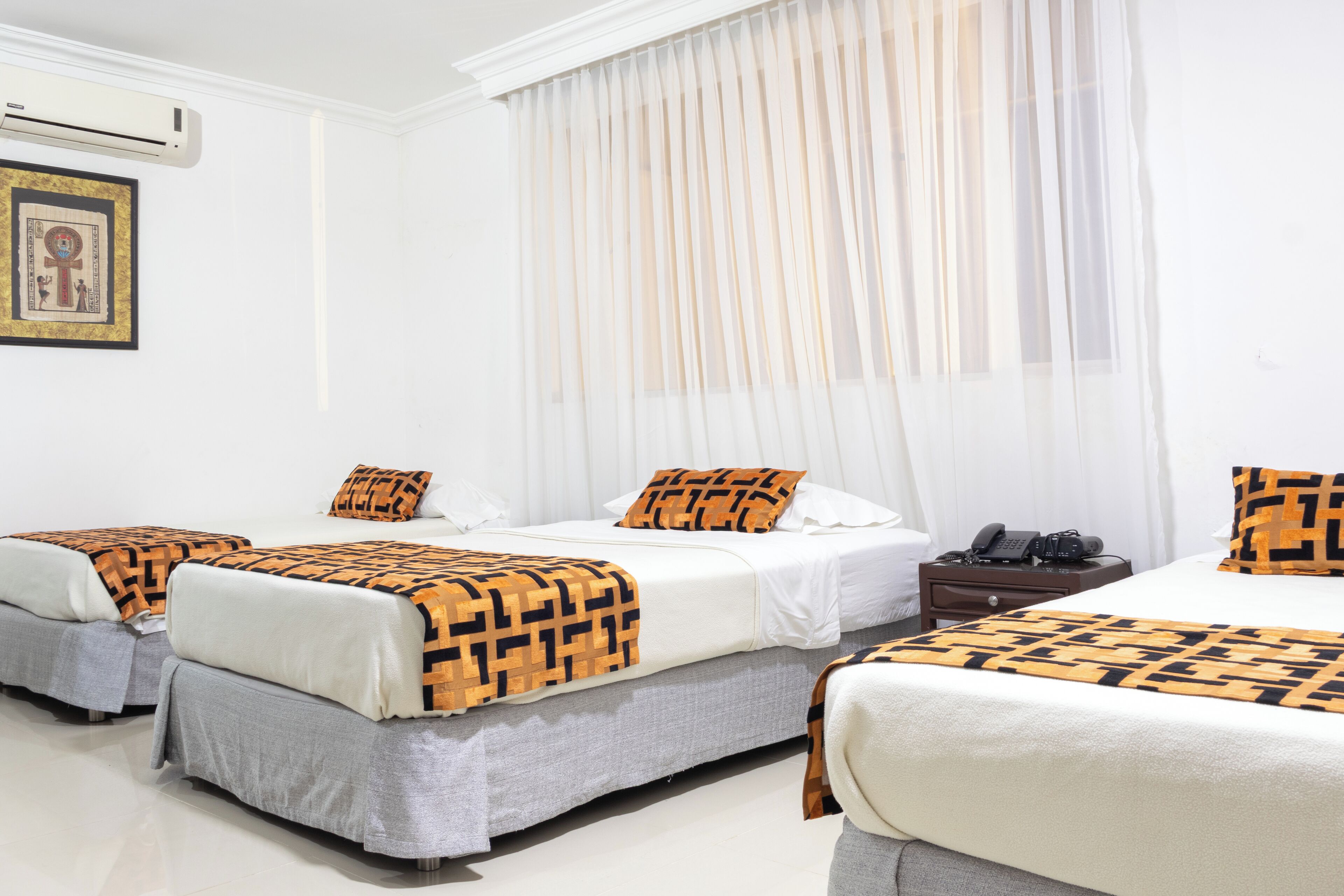 Standaard driepersoonskamer | Een bureau, een laptopwerkplek, verduisterende gordijnen