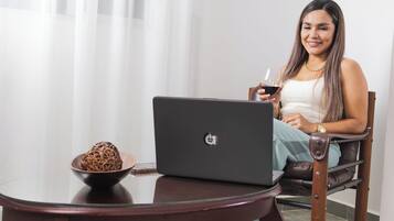 Escritorio, espacio para trabajar con laptop y cortinas blackout