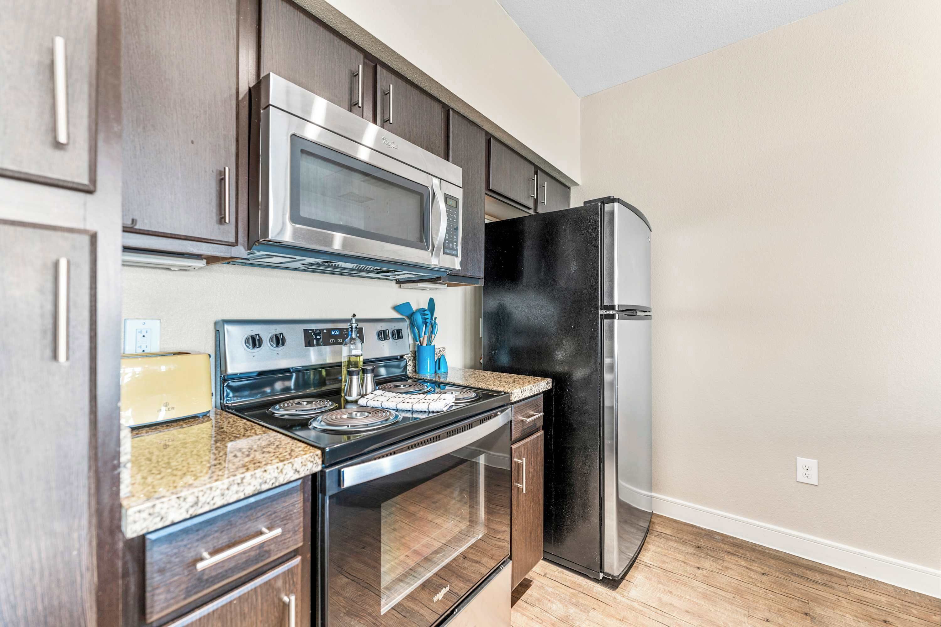 Refrigerador, microondas, horno, placa de cocina