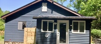 NRG, Peaceful cabin on 4 acres! 7 min to the bridge & 15 min to Hawks Nest Park