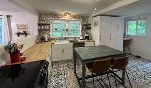 Chaise haute, tables à manger