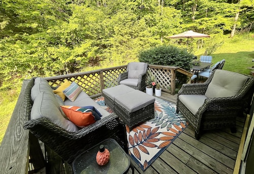 NRG, Peaceful cabin on 4 acres! 7 min to the bridge & 15 min to Hawks Nest Park