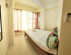 Quarto casal standard, 1 quarto, para não fumantes | Individualmente decorados, individualmente mobiliados, Wi-Fi de cortesia