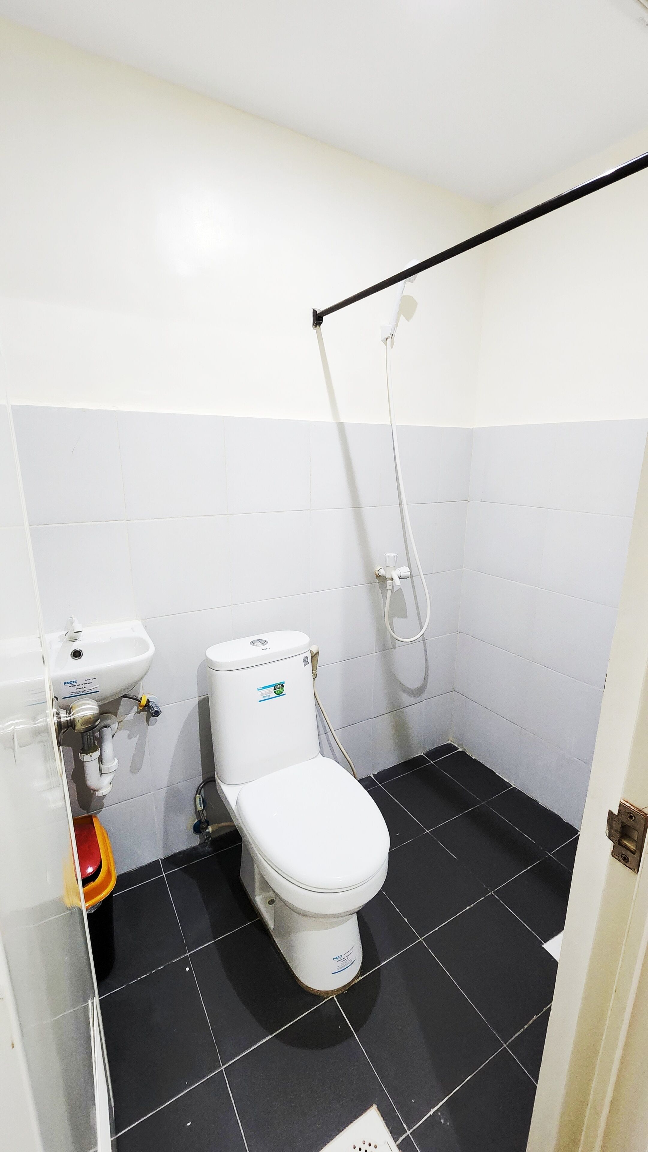 Shower, free toiletries, hair dryer, bidet