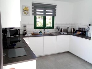 Frigorífico, microondas, horno y placa de cocina