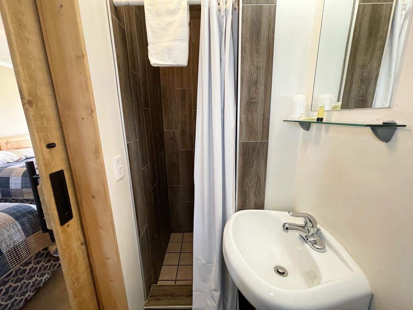 Een douche, een haardroger, handdoeken, shampoo