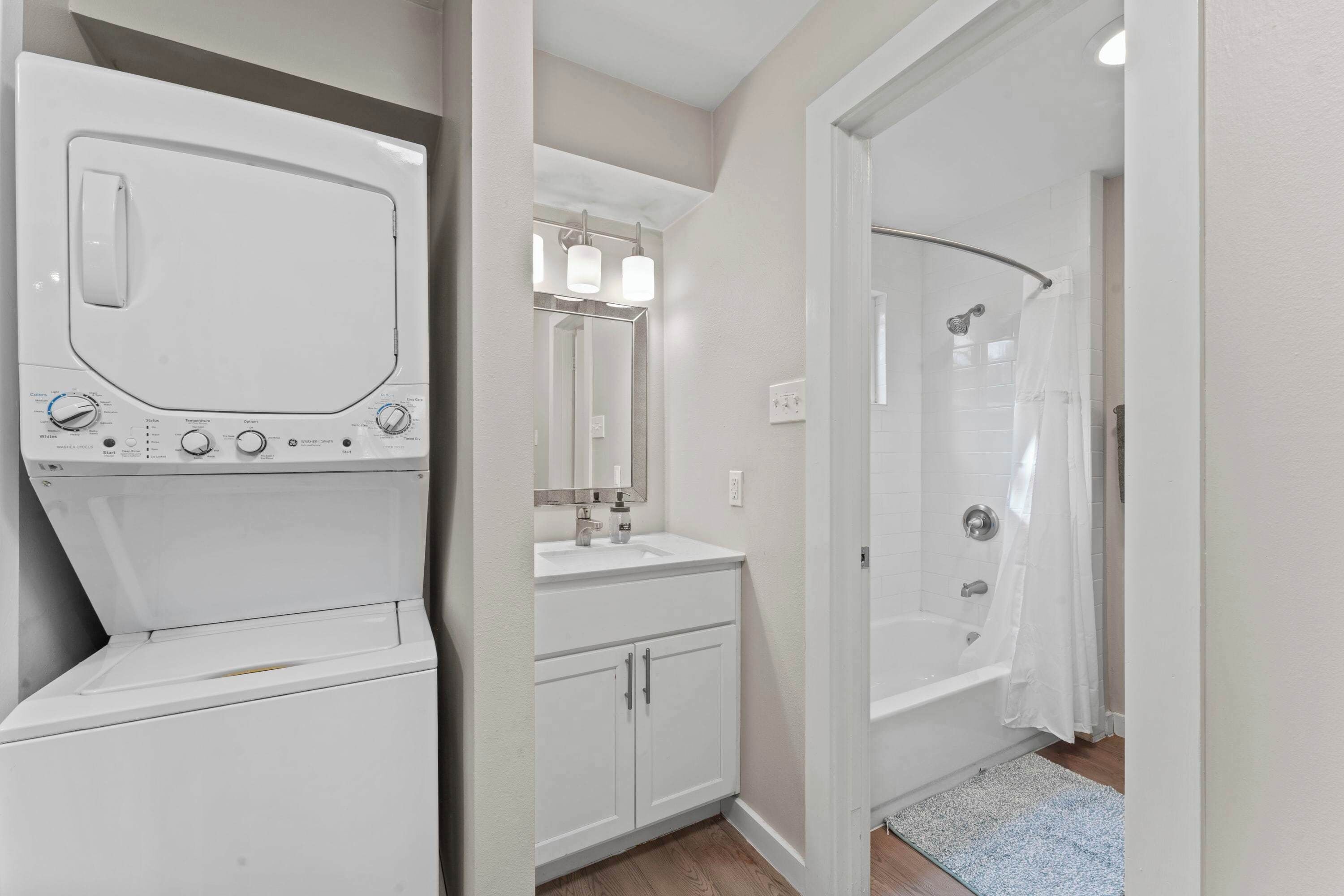 Regadera, secadora de cabello, toallas, papel de baño 