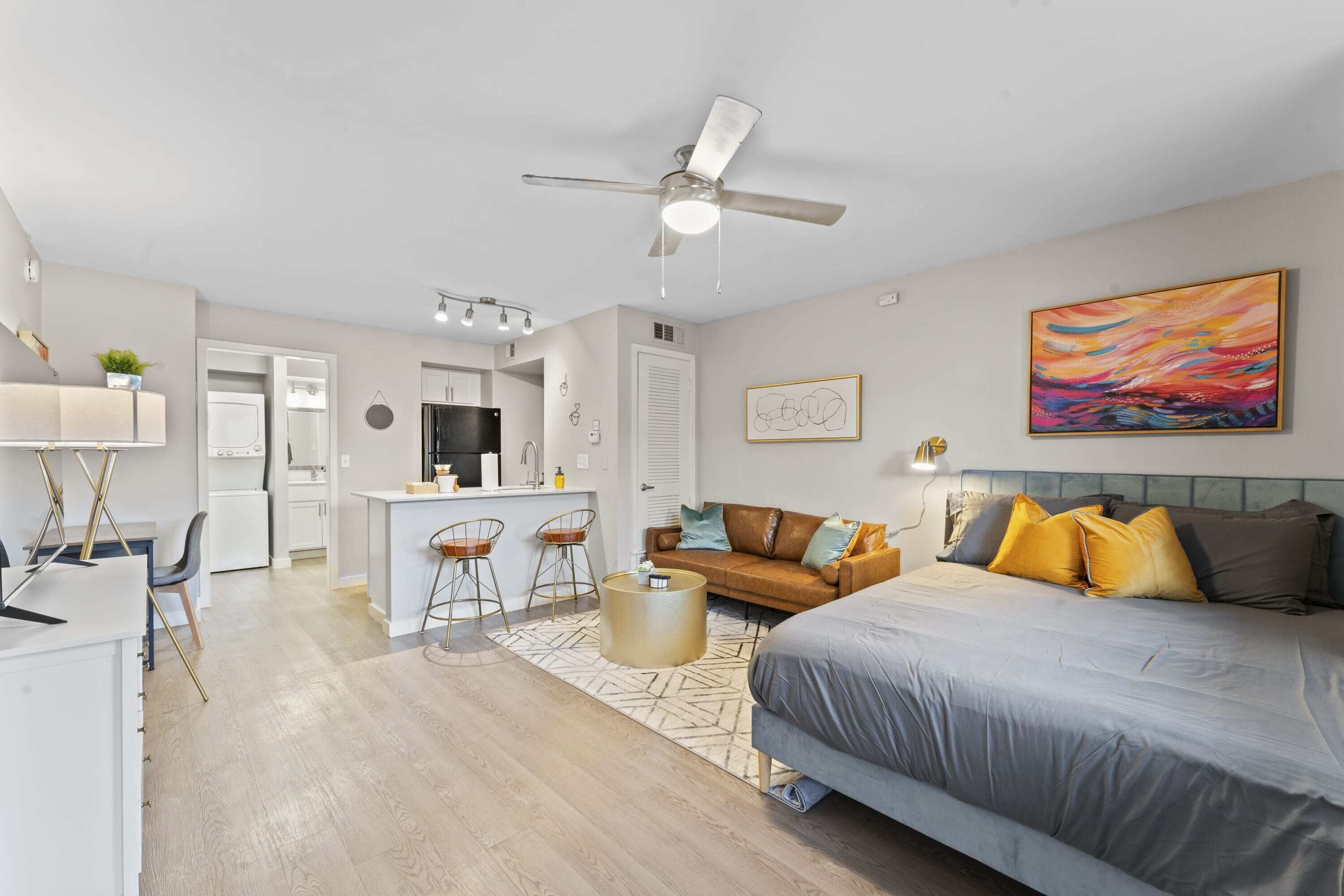 1 slaapkamer, een bureau, een strijkplank/strijkijzer, wifi