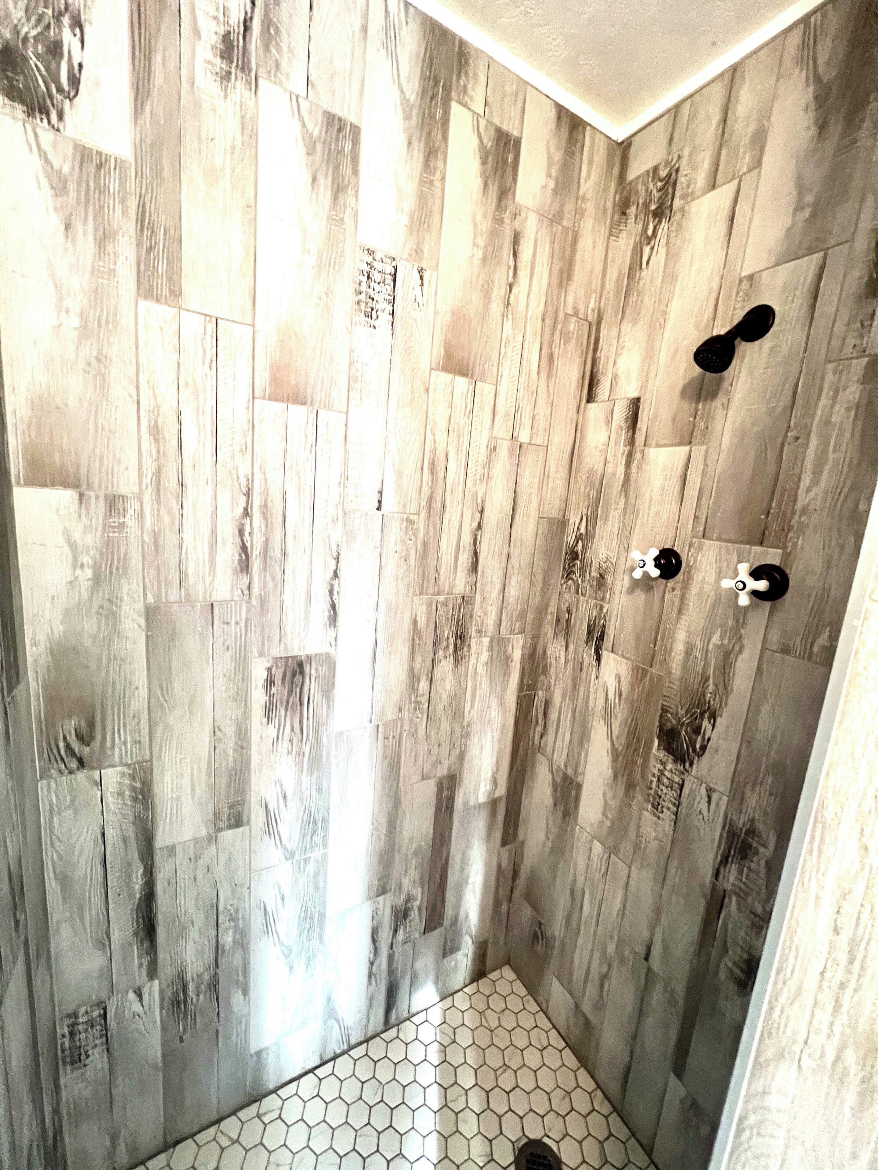 Chuveiro, secador de cabelo, toalhas de banho, shampoo
