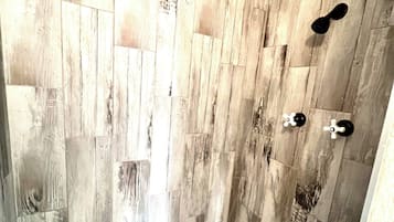 Dusche, Haartrockner, Handtücher, Shampoo