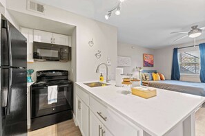 Fridge, microwave, oven, stovetop - Stylish modern studio close to Downtown and Domain (Austin)