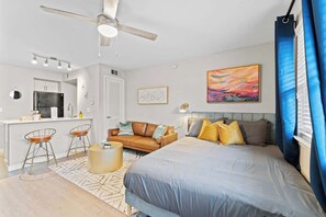 1 bedroom, memory foam beds, desk, iron/ironing board - Stylish modern studio close to Downtown and Domain (Austin)