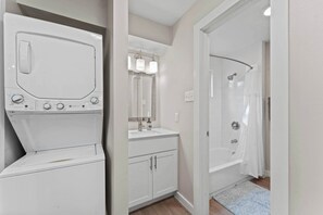 Shower, hair dryer, towels - Stylish modern studio close to Downtown and Domain (Austin)