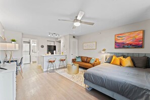 1 bedroom, memory foam beds, desk, iron/ironing board - Stylish modern studio close to Downtown and Domain (Austin)