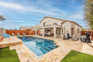 Piscine extérieure, piscine chauffée, chaises longues