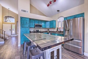 Réfrigérateur, four à micro-ondes, un four, surface de cuisson