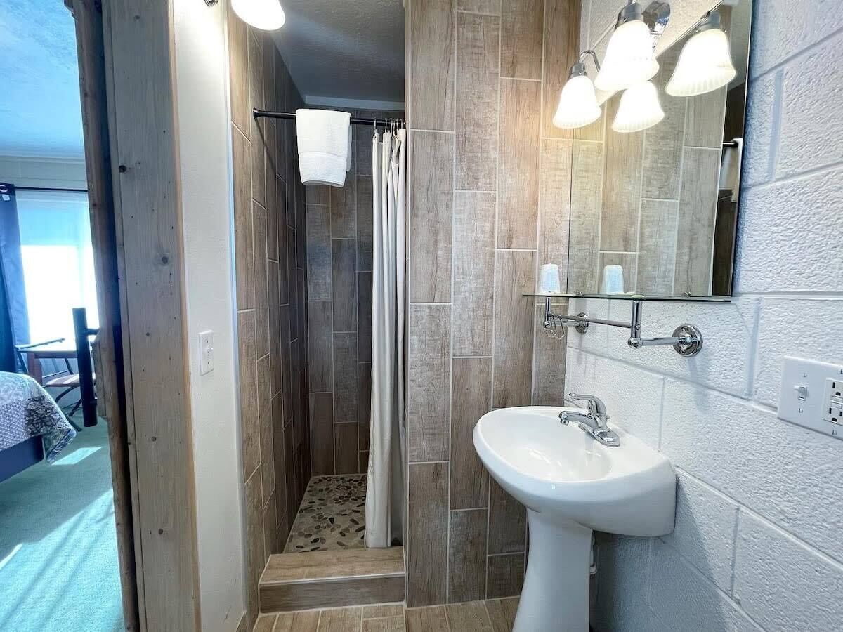 Dusche, Haartrockner, Handtücher, Shampoo
