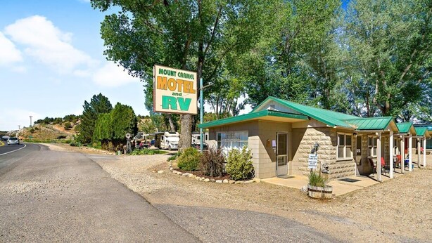 Un motel doté d’un toit végétalisé et d’une enseigne qui le présente comme le « Mount Carmel Motel » et propose des emplacements pour les véhicules récréatifs.