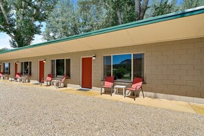 Terrace/patio - Mount Carmel Motel near Zion National Park (Orderville)