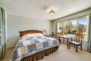 1 bedroom, iron/ironing board, WiFi, bed sheets - Mount Carmel Motel near Zion National Park (Orderville)