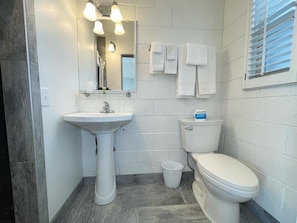 Shower, hair dryer, towels, shampoo - Mount Carmel Motel near Zion National Park (Orderville)