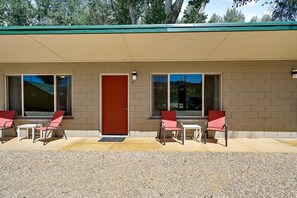 Terrace/patio - Mount Carmel Motel near Zion National Park (Orderville)