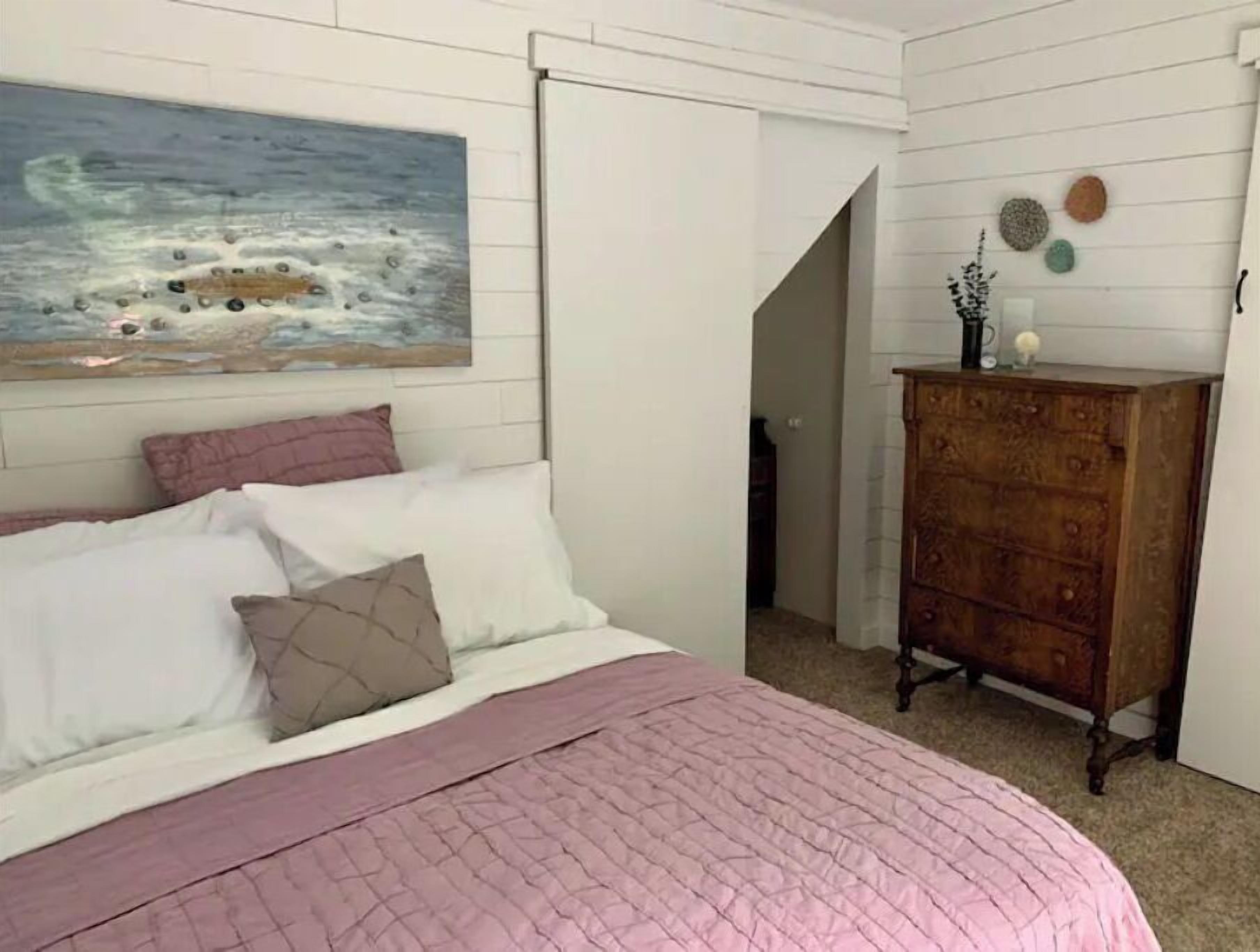 3 makuuhuonetta, työpöytä, silitysrauta/-lauta, Wi-Fi