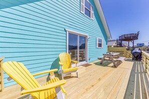 Outdoor dining - Soundside Dog Friendly Home w/ Hot Tub, Smart TVs, and Nearby Beach Access (Avon)
