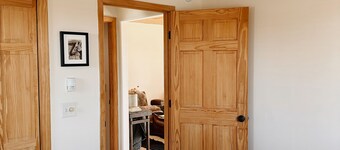 Couples getaway in cozy casita! Taos mountain Views!