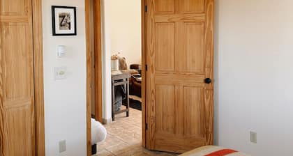 Couples getaway in cozy casita! Taos mountain Views!