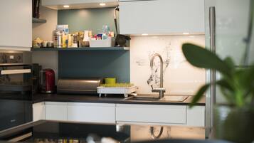 Réfrigérateur, micro-ondes, four, plaque de cuisson