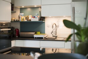 Réfrigérateur, micro-ondes, four, plaque de cuisson