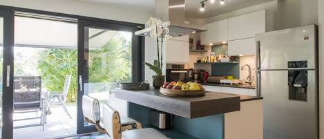 Refrigerador, microondas, horno y parrilla de estufa