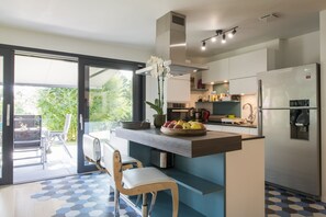 Kühlschrank, Mikrowelle, Ofen, Herdplatte