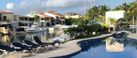 Una piscina al aire libre