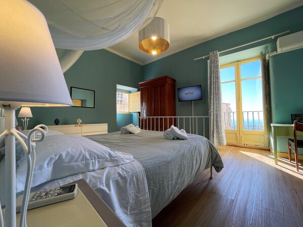 2 habitaciones, caja de seguridad en la habitación y escritorio