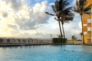 Piscina all'aperto, una piscina riscaldata