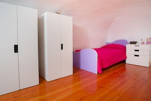 1 Schlafzimmer, Schreibtisch, Bügeleisen/Bügelbrett, Reisekinderbett