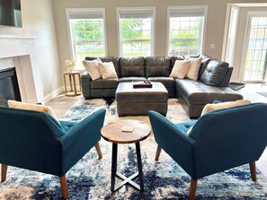 Smart TV, chimenea, futbolito y libros 