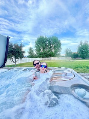 Outdoor spa tub - Hidden Gem for Skiing, Fishing, Hiking, Views (Belgrade)