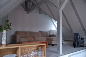 Televisie, een open haard en een stereo