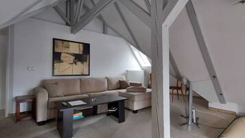 Fernseher, Kamin, Stereoanlage