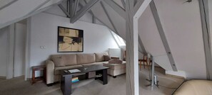 Televisie, een open haard en een stereo