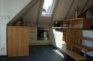 Een koelkast, een microgolfoven, een oven, een kookplaat